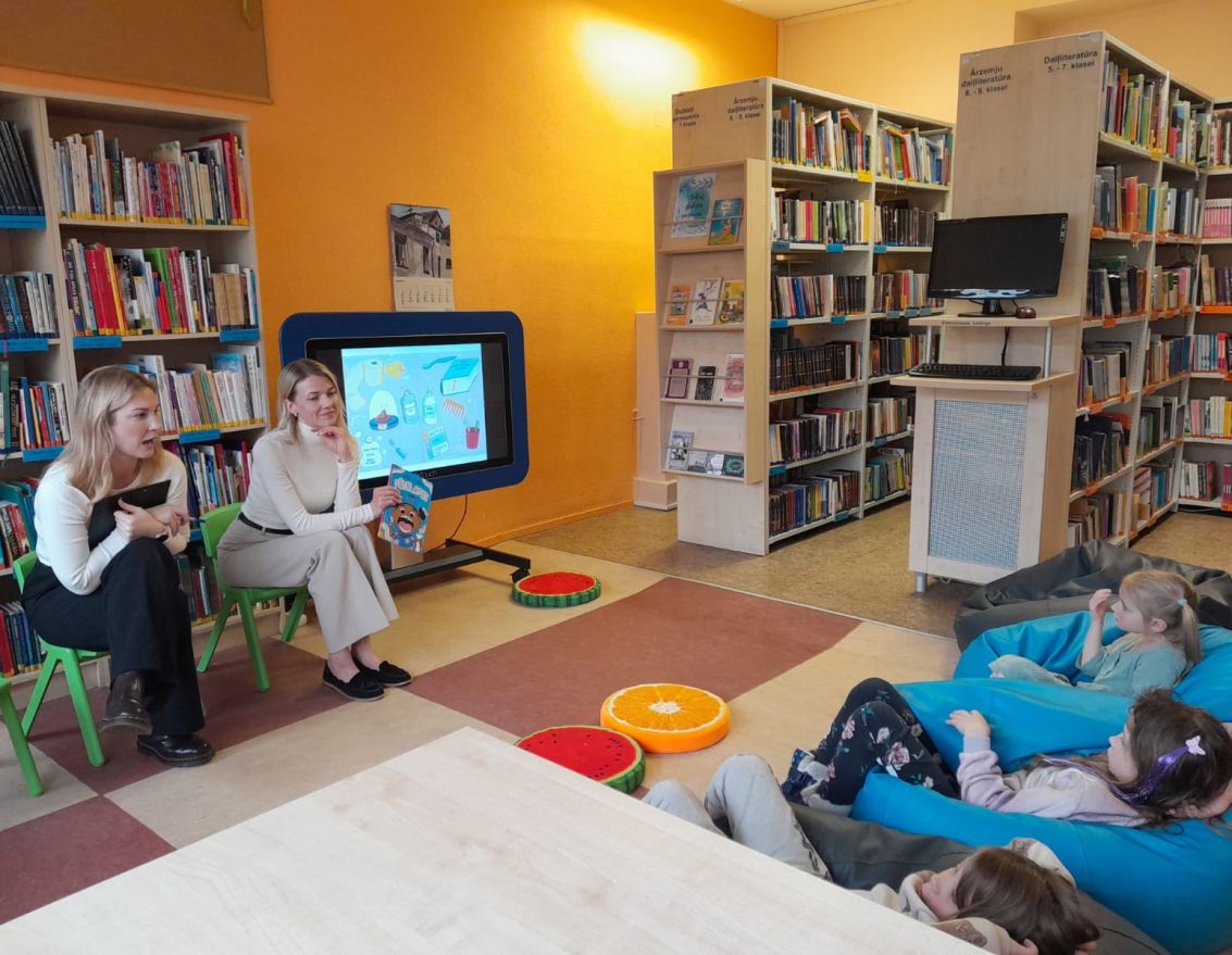 Ar grāmatu lasīšanu, sarunām un rotaļām iepazina zobu kopšanas nozīmi