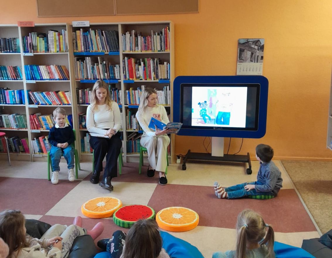 Ar grāmatu lasīšanu, sarunām un rotaļām iepazina zobu kopšanas nozīmi