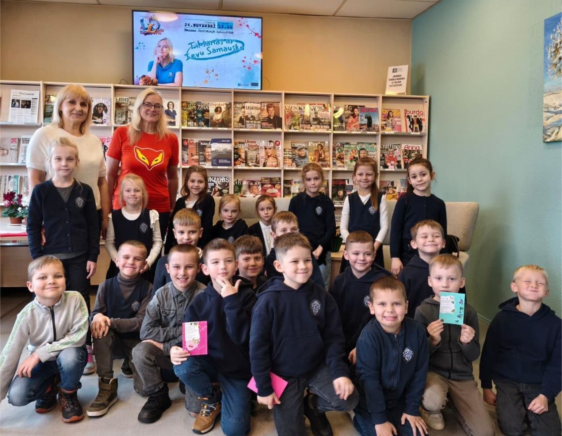 Sirsnīgas sarunas un dzejas mīklu izaicinājums ar Ievu Samausku