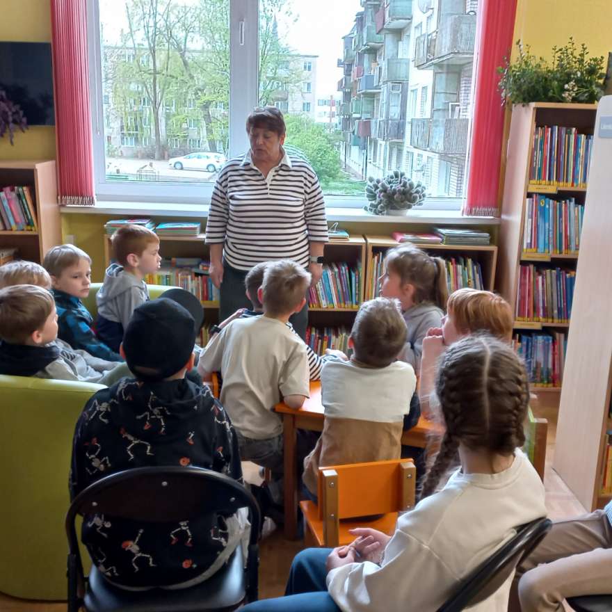 Pirmklasnieki iepazīst Iecavas bērnu bibliotēku