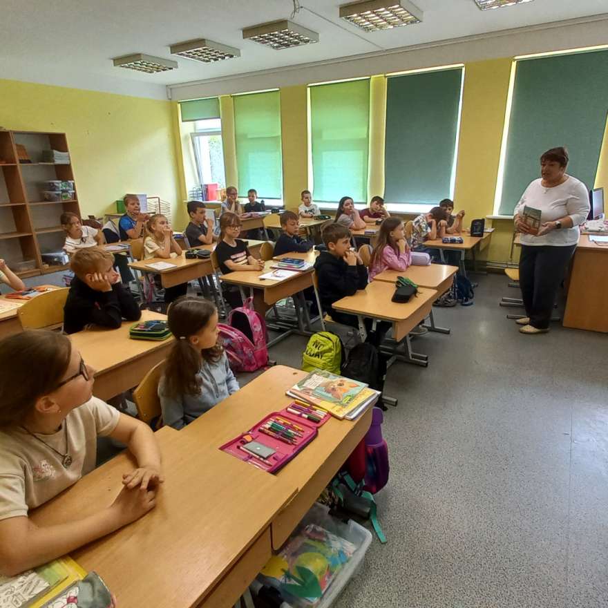 Bērni iepazīstas ar Bērnu žūrijas grāmatām