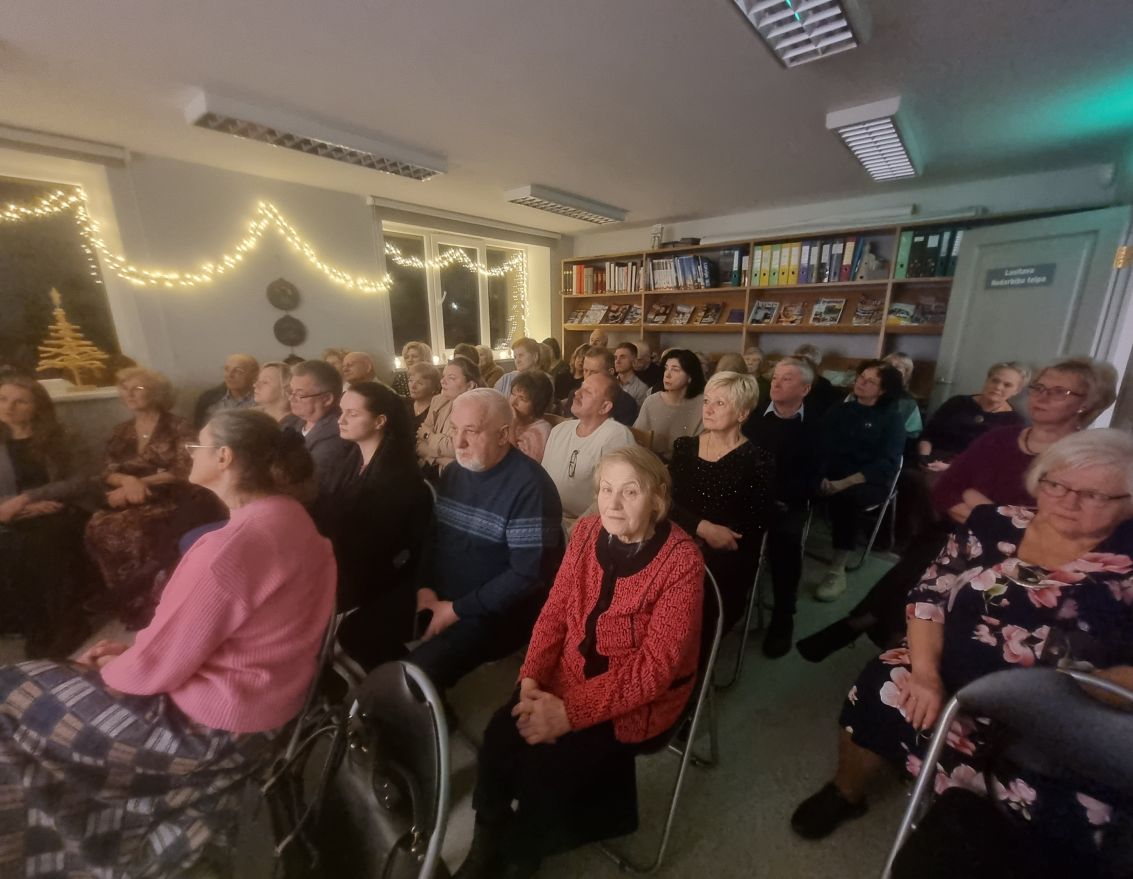 Literāri muzikāla tik&scaron;anās Ziemassvētku noskaņās ar Lindu Tīmani, Kasparu Tīmani un Normundu Jaku&scaron;onoku