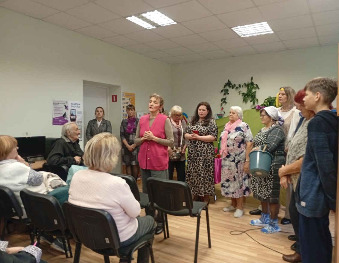 Noskatīta Vecumnieku amatierteātra "Vecmuiža" izrāde "Dārgumi"