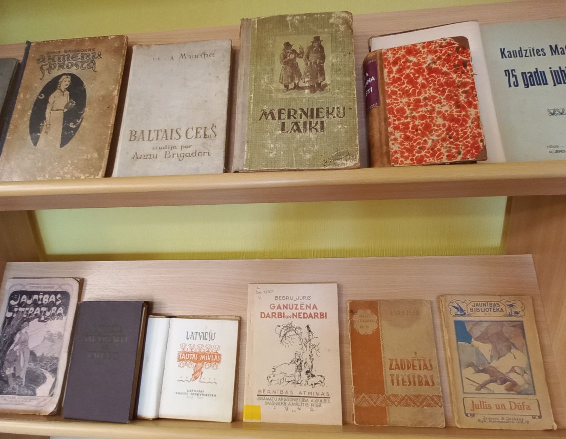 Seno grāmatu stāsti