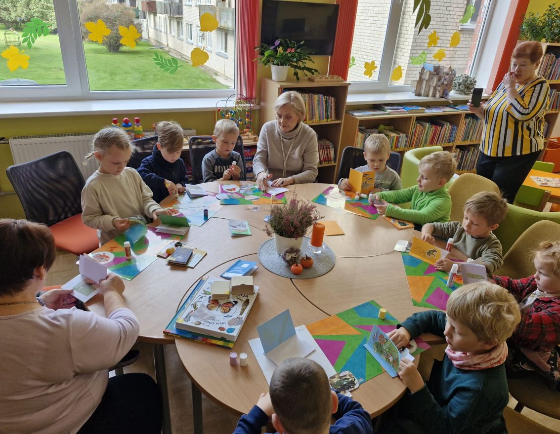 Grupa "Ziediņi" iepazīst bibliotēku