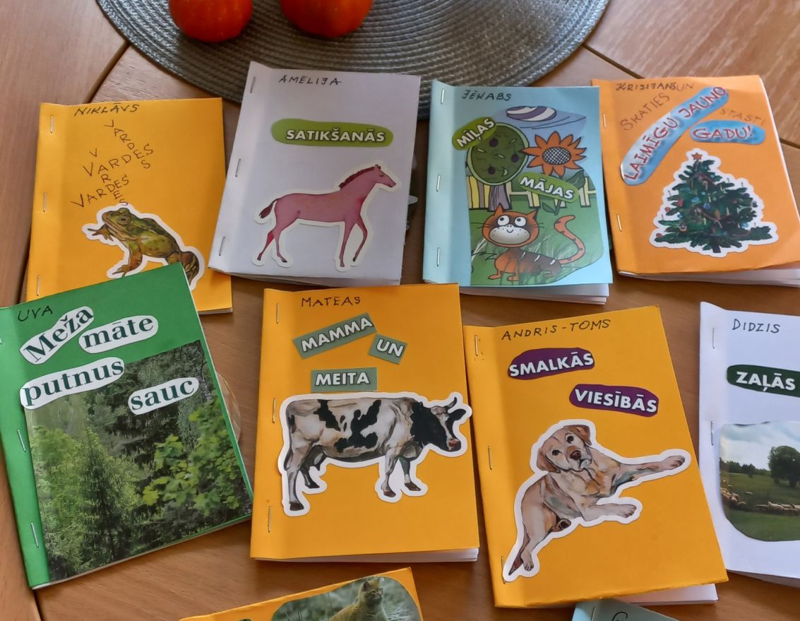 Grupa "Ziediņi" iepazīst bibliotēku