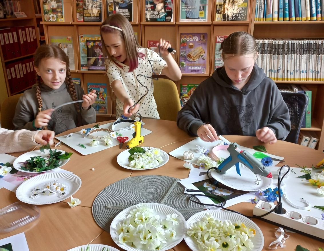 Radošā darbnīca "Veidojam Līgo vainadziņus"