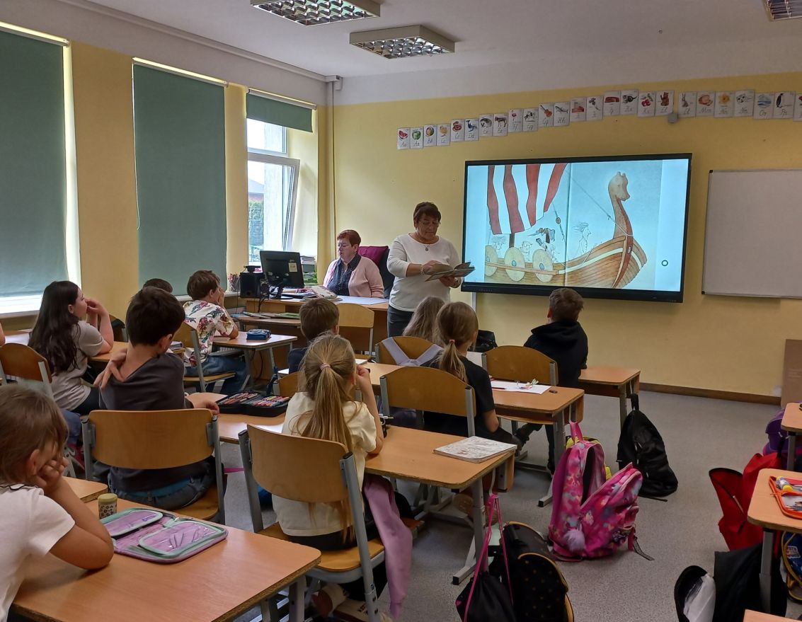Bērni iepazīstas ar Bērnu žūrijas grāmatām