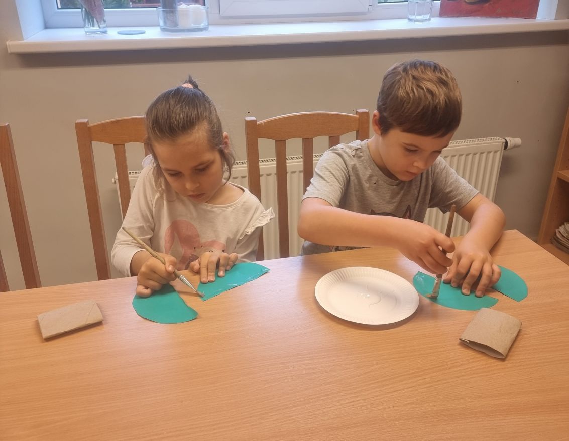 Bērni ietērpj Zorģu bibliotēku rudens rotā