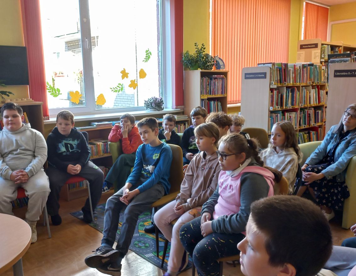 Aizvadīta tikšanās ar dzejnieci Ievu Samausku