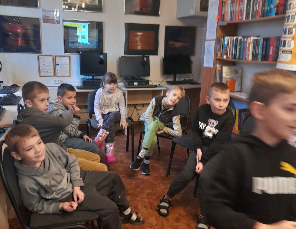 Skaļās lasī&scaron;anas nodarbība Vecsaules pamatskolas 1. klasei 