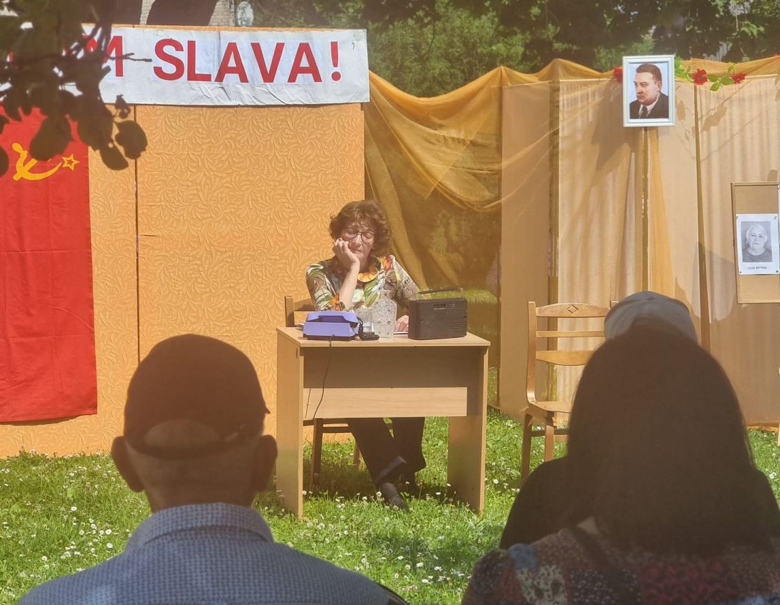 Noskatīta Vecumnieku amamtierteātra "Vecmuiža" izrāde "Tās kartupeļu kastes..."