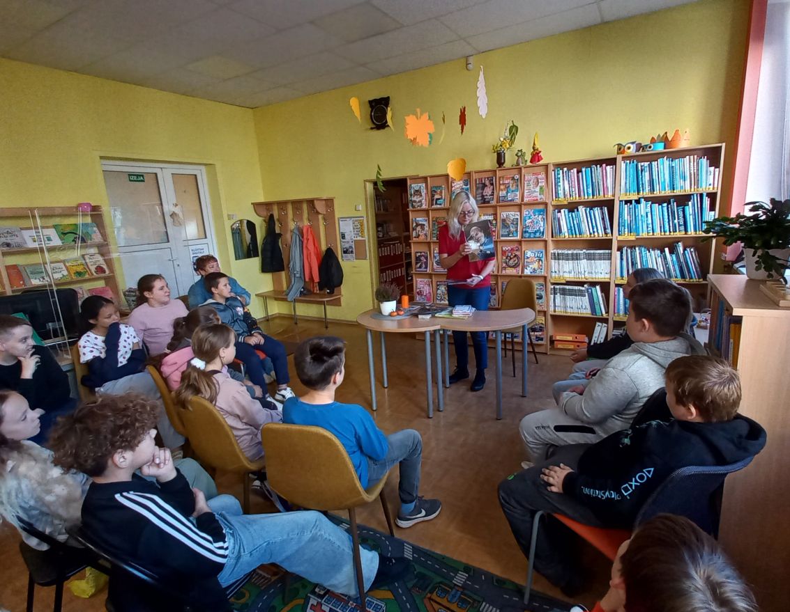 Aizvadīta tikšanās ar dzejnieci Ievu Samausku
