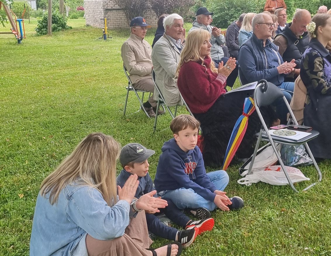 Ielīgo&scaron;ana ar Austras bērniem Zorģos