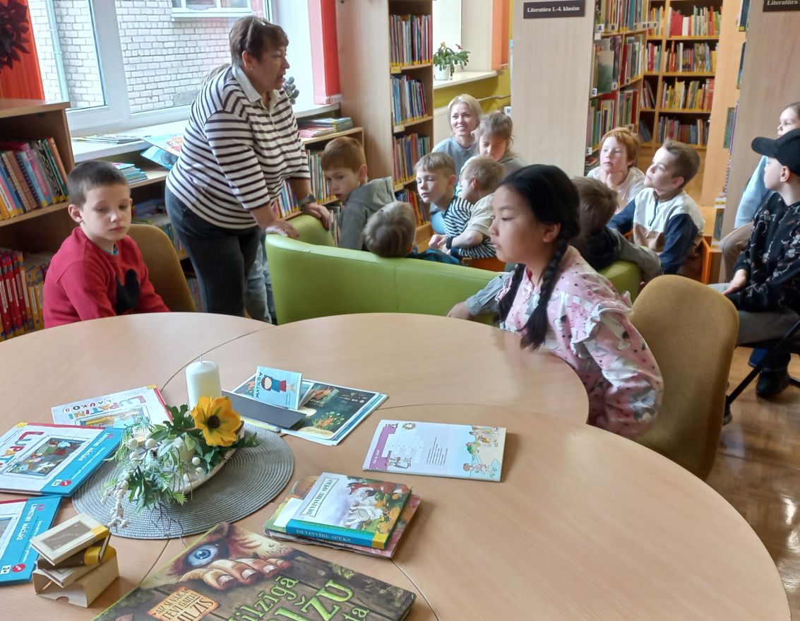 Pirmklasnieki iepazīst Iecavas bērnu bibliotēku