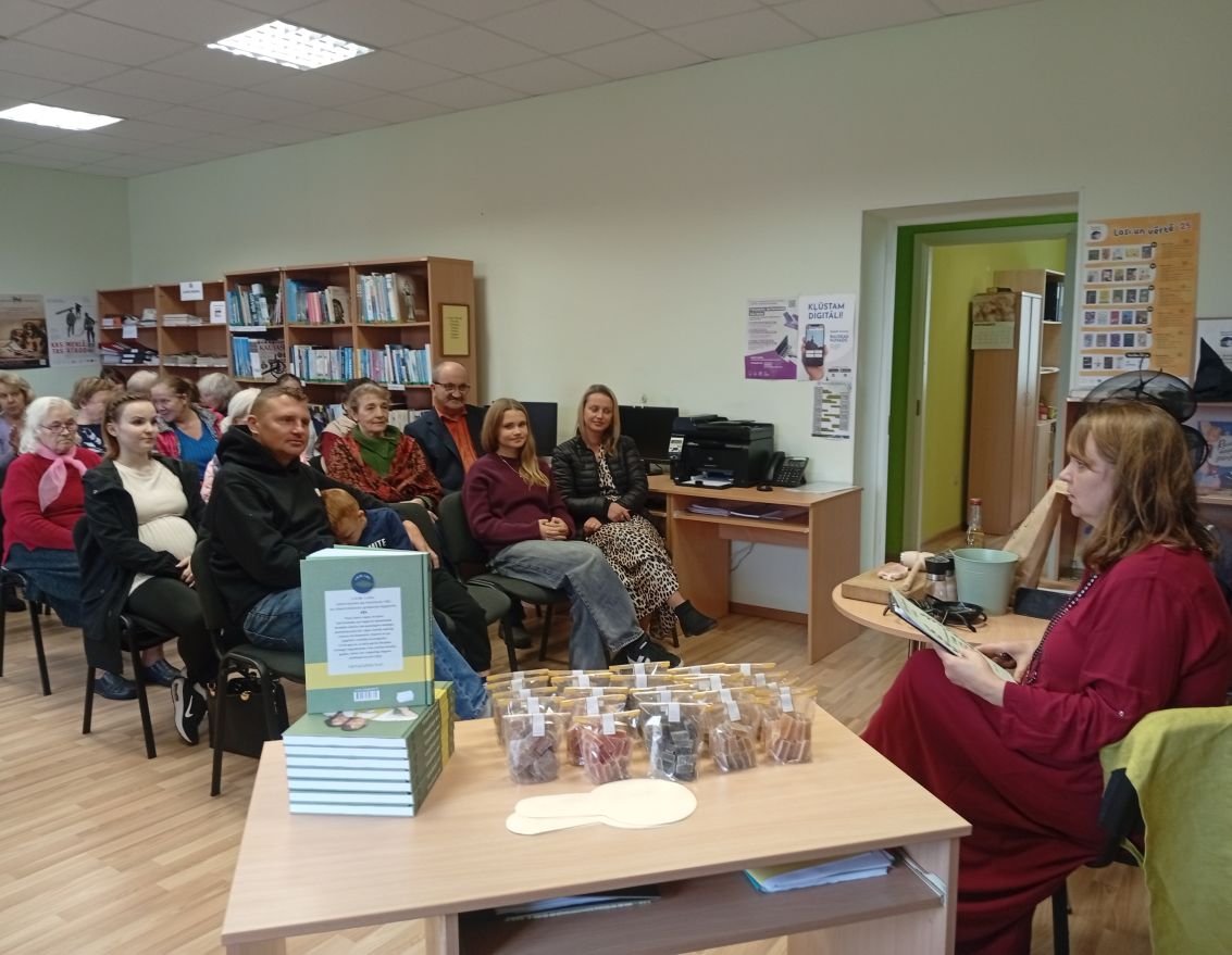 Aizvadīta tikšanās ar grāmatas "Vienaldzīgo nav!" autorēm