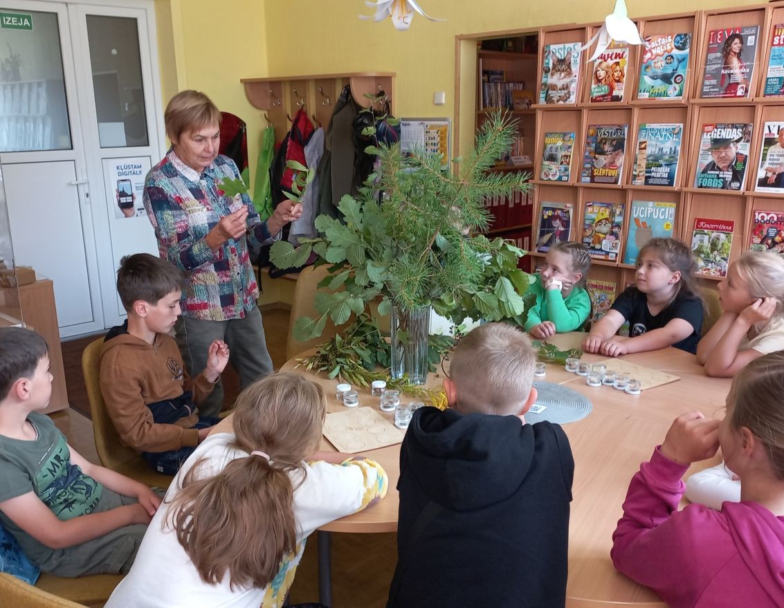 Lasītāji iepazīst meža kokus