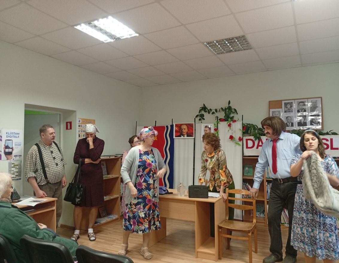 Noskatīta Baibas Jukņevičas luga "Tās kartupeļu kastes&hellip;"