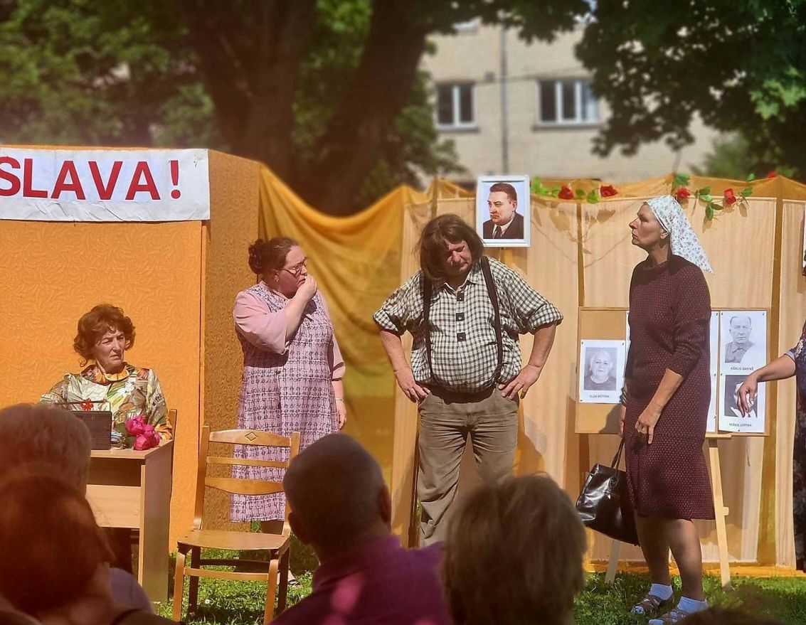 Noskatīta Vecumnieku amamtierteātra "Vecmuiža" izrāde "Tās kartupeļu kastes..."