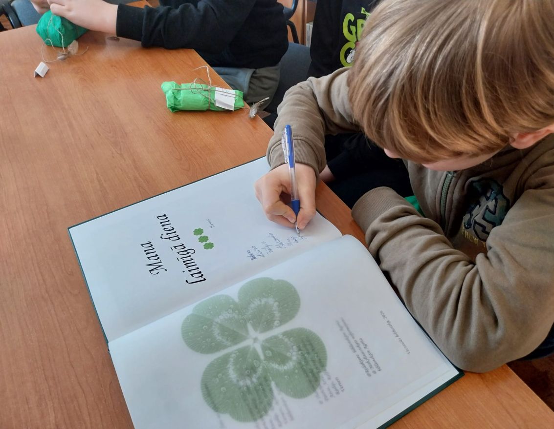 Bērnu rakstītās grāmatiņas "Mana laimīgā diena" atvēr&scaron;ana
