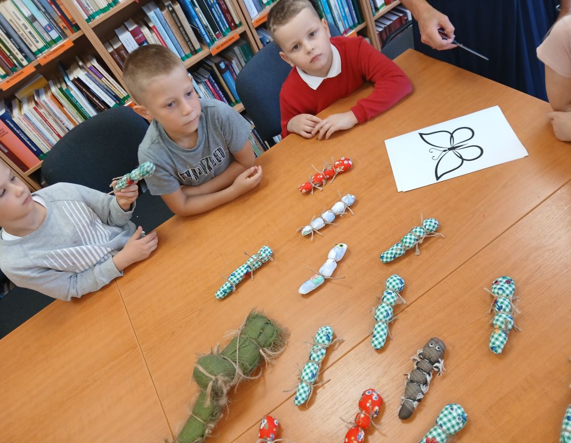 Leļļu izstāde Misas bibliotēkā