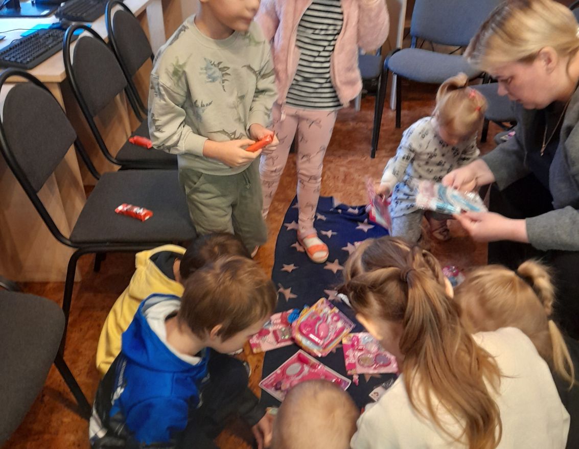 Mazo prātnieku skola "Viens kaķis, divi kaķi" PII "Sauleszaķī&scaron;i"