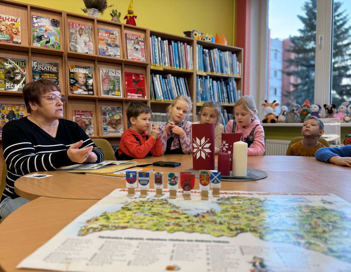 Iepazīst Latvijas valsts simbolus un novadus