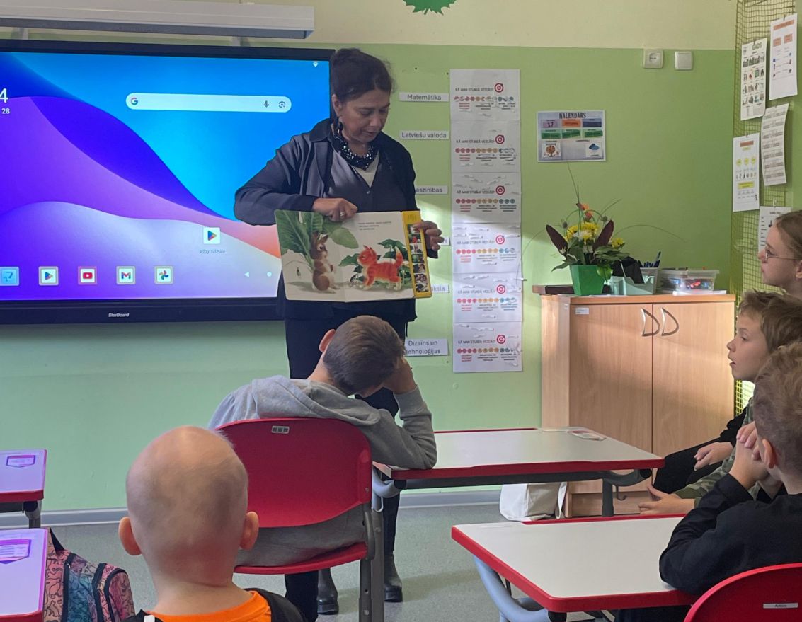 Aizvadīta tikšanās ar grāmatu autori un ilustratori Agiju Staku