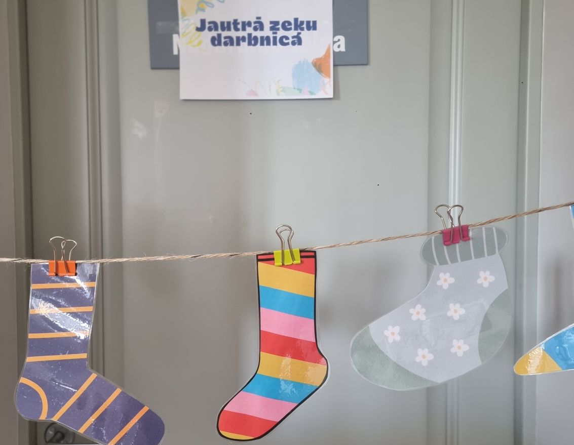 Krāsainu zeķu batikošanas nodarbība bērniem