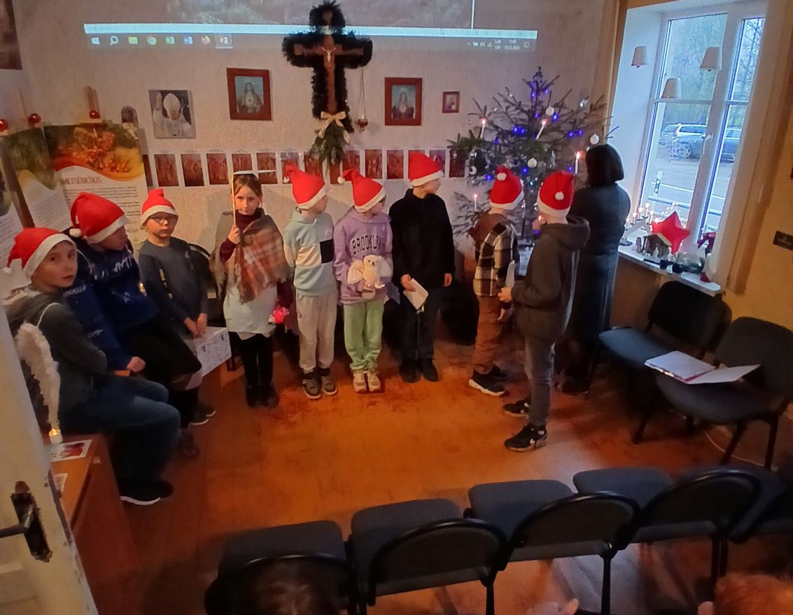 Aizvadīts Ziemassvētku ieskaņas pasākums "Ziemassvētku vakars atkal zemi sedz"