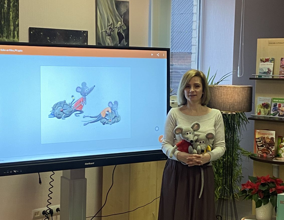 Codes bibliotēkā aizvadīta tik&scaron;anās ar rakstnieci un dzejnieci Eviju Gulbi