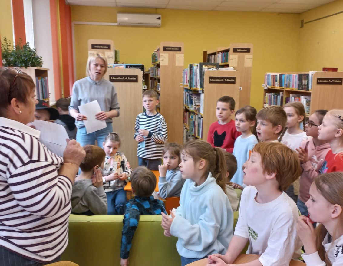 Pirmklasnieki iepazīst Iecavas bērnu bibliotēku