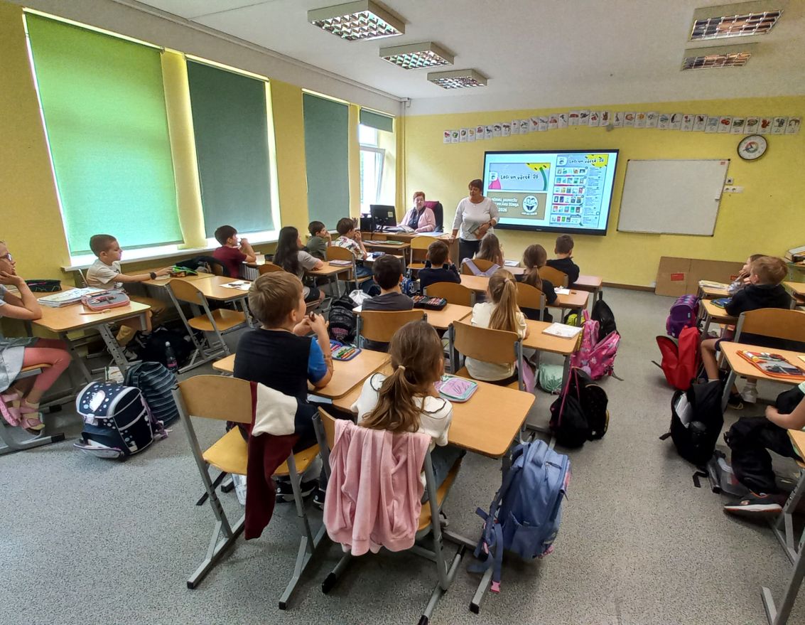 Bērni iepazīstas ar Bērnu žūrijas grāmatām