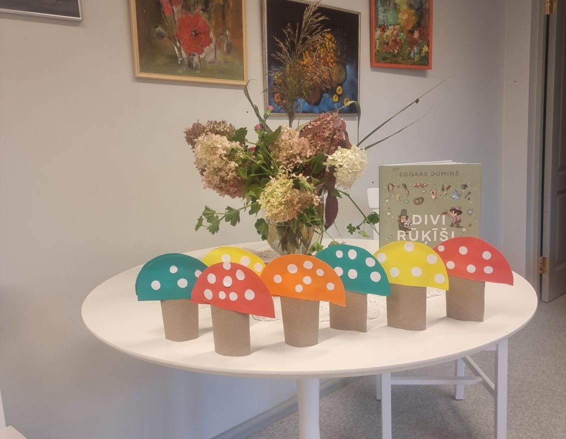 Bērni ietērpj Zorģu bibliotēku rudens rotā