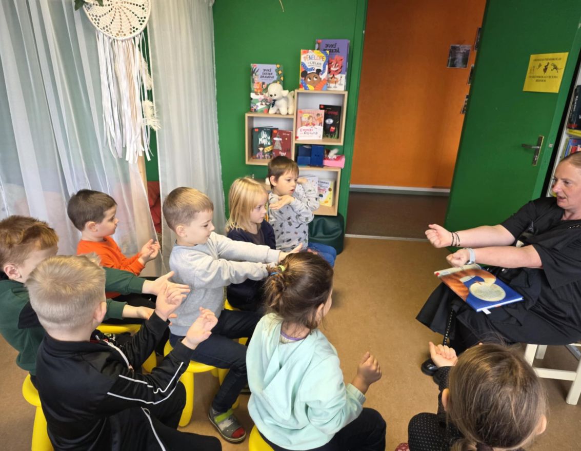 Ikmēneša bibliotēkas stunda pirmsskolas vecuma bērniem