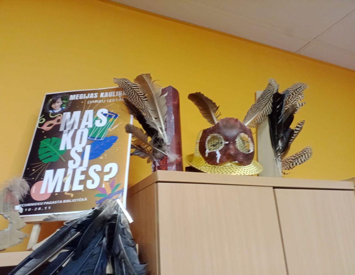 Megijas Kauliņas izstāde Vecumnieku pagasta bibliotēkā