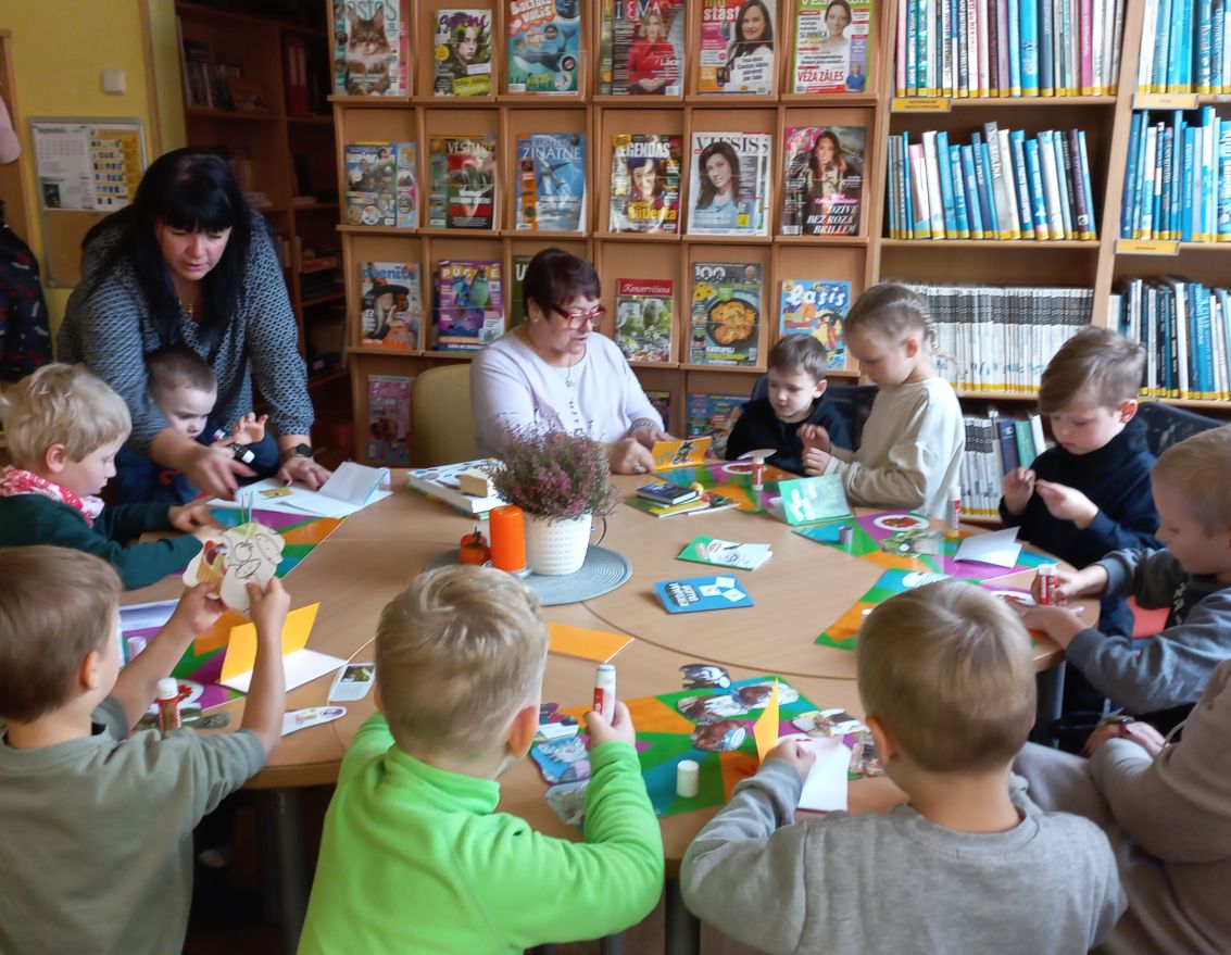 Grupa "Ziediņi" iepazīst bibliotēku