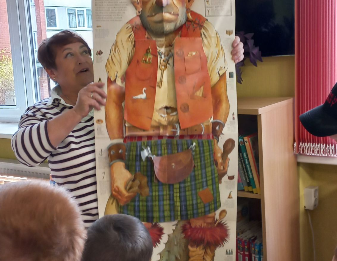 Pirmklasnieki iepazīst Iecavas bērnu bibliotēku