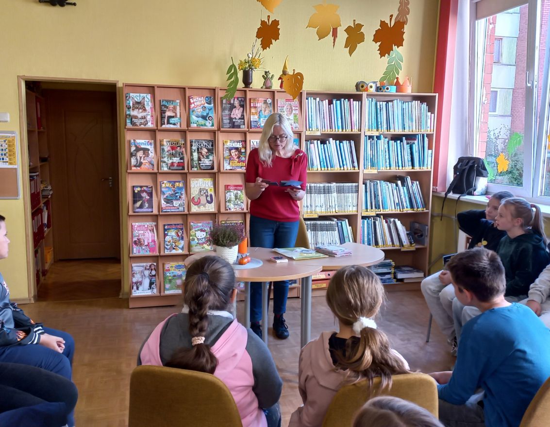 Aizvadīta tikšanās ar dzejnieci Ievu Samausku