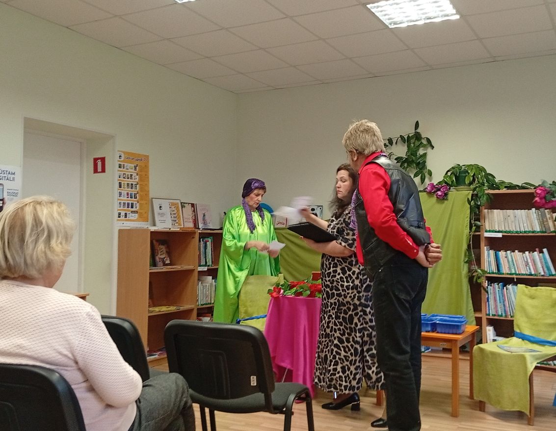 Noskatīta Vecumnieku amatierteātra "Vecmuiža" izrāde "Dārgumi"