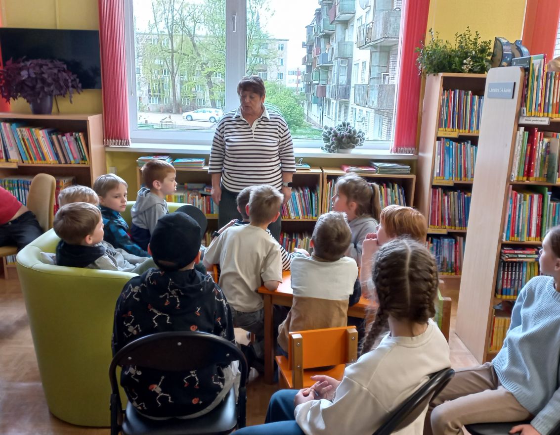 Pirmklasnieki iepazīst Iecavas bērnu bibliotēku