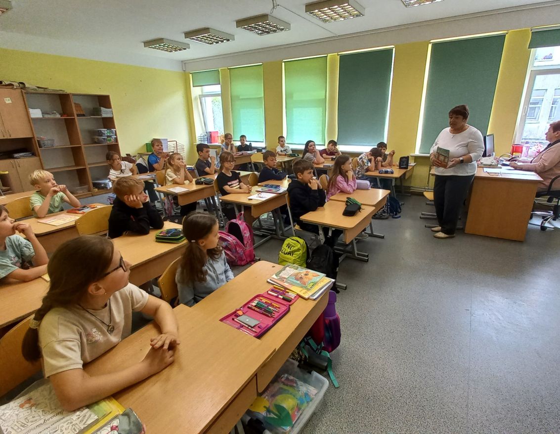 Bērni iepazīstas ar Bērnu žūrijas grāmatām