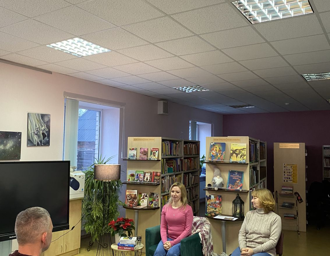 Tik&scaron;anās ar rakstnieci Andru Ru&scaron;mani-Vēju Codes bibliotēkā