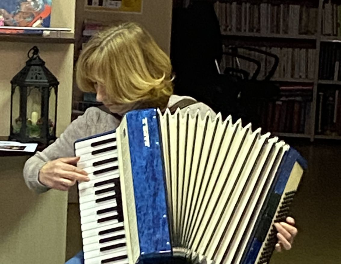 Tik&scaron;anās ar rakstnieci Andru Ru&scaron;mani-Vēju Codes bibliotēkā