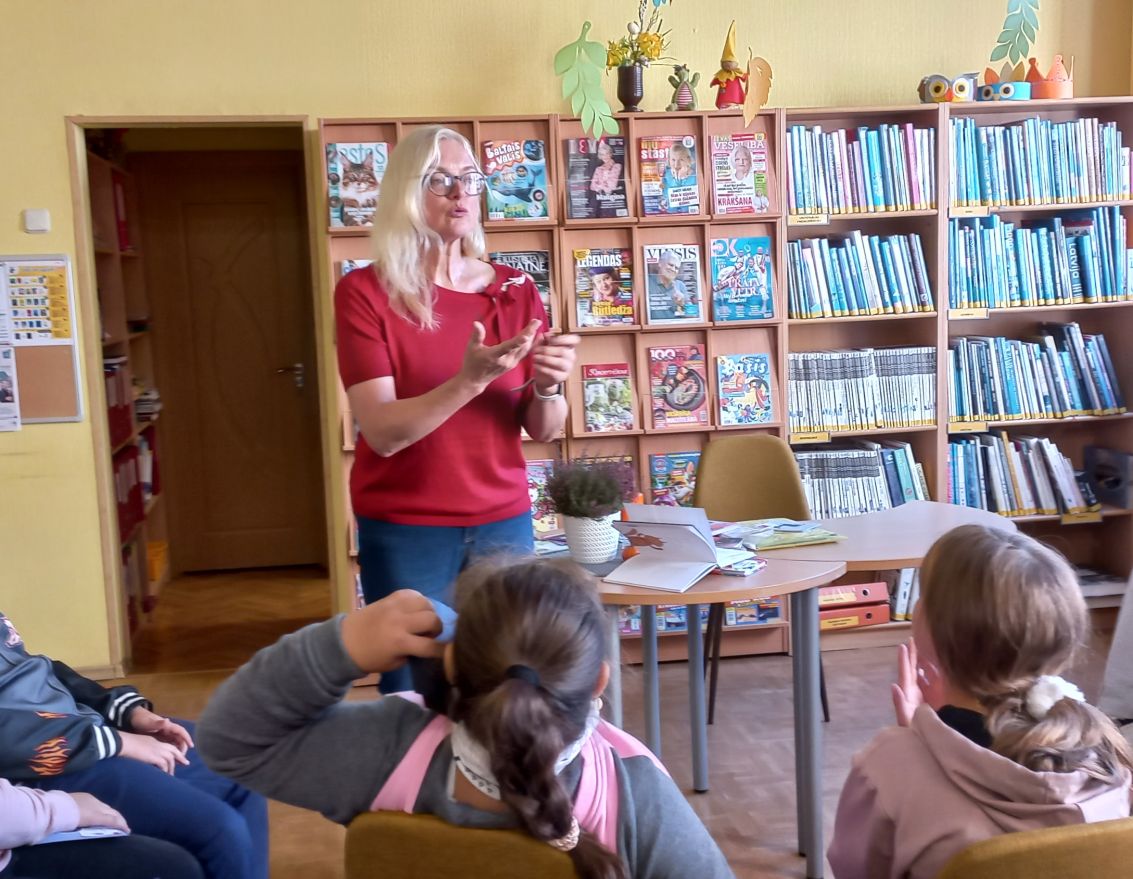 Aizvadīta tikšanās ar dzejnieci Ievu Samausku