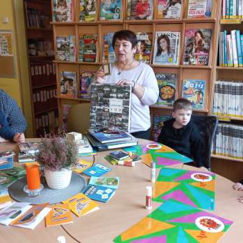 Grupa "Ziediņi" iepazīst bibliotēku