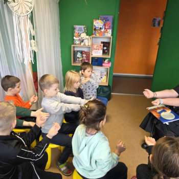 Ikmēneša bibliotēkas stunda pirmsskolas vecuma bērniem