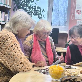 Aizvadīts novadpētniecības pasākums Mūsas ciema senioriem "Atmiņu stāsti bildēs"