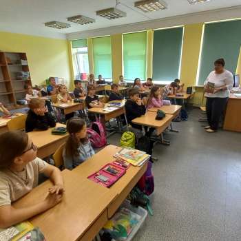 Bērni iepazīstas ar Bērnu žūrijas grāmatām