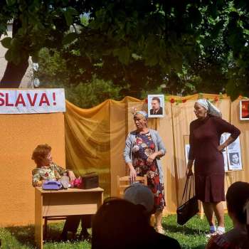 Noskatīta Vecumnieku amamtierteātra "Vecmuiža" izrāde "Tās kartupeļu kastes..."